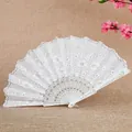 Elegante abanico plegable chino de encaje blanco con purpurina plateada y patrones florales. - Blanco