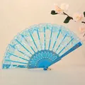 Elegante abanico plegable de encaje de rosa azul con varillas doradas para bodas - Azul cielo