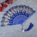 Detalle de cerca de los patrones de mariposas doradas y borla azul en el abanico chino - Con borlas / Azul zafiro