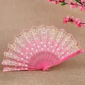 Elegante abanico plegable rosa con patrones florales dorados para baile y regalos - Rosa