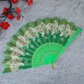 Detalle de un abanico plegable chino verde con patrones de mariposas y purpurina dorada - Sin Borla / Verde