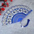 Eleganter chinesischer Faltfächer in Blau mit Blumenmuster und Quaste - Mit Quaste / Saphirblau