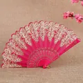 Eleganter rosa Fächer im spanischen Stil mit aufwendigem goldenem Spitzenmuster. - Fuchsia