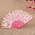 Abanico plegable chino rosa con motivos dorados de mariposas y flores - Rosa