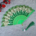 Vista detallada de un abanico chino plegable verde con mariposas y borla decorativa - Con borlas / Verde