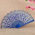Abanico plegable chino azul con motivos florales blancos y elegantes detalles de encaje dorado - Azul zafiro