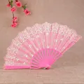 Eleganter rosa Spitzenfächer mit goldenen Rosenmustern für Tanz und Hanfu - Rosa