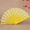Eleganter gelber Faltfächer mit goldenen Spitzenmustern für chinesischen Tanz und Deko. - Gelb