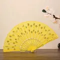 Traditioneller chinesischer gelber Faltfächer mit funkelnden Pailletten und Stickerei - Gelb