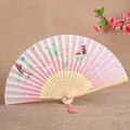 Elegante abanico plegable de seda rosa para mujer con estampados de sakura y pagoda - Flor de Cerezo y Conejo (Rosa)