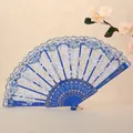 Eleganter blauer Spitzenfächer mit Rosenmuster für Hochzeiten und Tanz, Goldakzente. - Saphirblau