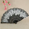 Abanico plegable de estilo chino tradicional en negro con elegantes motivos florales plateados - Blanco