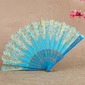 Elegante abanico plegable azul claro de estilo español con encaje dorado y blanco - Azul cielo