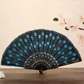 Elegante abanico plegable negro con lentejuelas azules y bordado en mesa de madera - Azul cielo