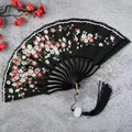 Elegante abanico plegable negro para mujer con estampados florales rojos y blancos - Negro con Borla