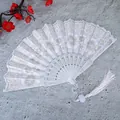 Eleganter weißer Faltfächer mit Blumenmuster und Quaste im chinesischen Stil - Mit Quaste / Silber