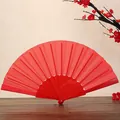 Elegante abanico plegable rojo liso con varillas de plástico para bodas y eventos - Rojo