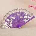 Eleganter lila Fächer mit weißen Prunkwinden und goldglänzenden Schmetterlingsakzenten - Lila
