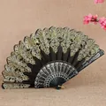 Elegante abanico plegable negro con intrincados motivos de encaje dorado de estilo español - Negro