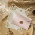Set de papeterie vintage avec enveloppe rose et trois papiers à lettres blanc et or - Papier à lettres rose blanc / 1 Enveloppe + 3 Feuilles de Papier + 1 Autocollant Sceau de Cire / Rose