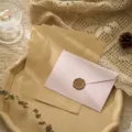 Set de papeterie vintage avec 1 enveloppe rose, 1 sceau de cire et 3 feuilles kraft - Kraft Lined Writing Paper / 1 Enveloppe + 3 Feuilles de Papier + 1 Autocollant Sceau de Cire / Rose