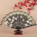 Chinesischer schwarzer Spitzenfächer mit weißen Blumen- und Schmetterlingsstickereien - Schwarz