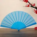 Elegante abanico plegable de plástico color azul claro liso para bodas y bailes - Azul cielo