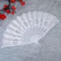 Eleganter weißer Kunststoff-Faltfächer mit silbernen Glitzer-Blumenmustern für den Sommertanz - Einzelfächer / Silber
