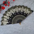Abanico plegable chino negro vintage con hermosos patrones de mariposas doradas y encaje - Sin Borla / Negro
