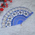 Eleganter blauer Blumenglasfächer mit goldenem Spitzenbesatz für Sommertanz und Reise - Einzelfächer / Saphirblau