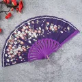 Elegante abanico plegable de color morado oscuro para mujer con delicados patrones florales - Morado