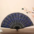 Elegante abanico plegable negro con bordado de flores azules y lentejuelas brillantes - Azul marino