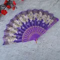 Abanico plegable morado de estilo vintage con motivos de mariposas blancas y doradas - Sin Borla / Púrpura