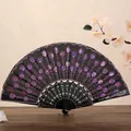 Elegante abanico plegable negro con lentejuelas moradas y bordados florales para ceremonias - Púrpura