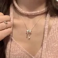 Elegantes Detail einer minimalistischen Schleifenkette aus 925er Sterlingsilber. - Stromlinienförmige Schleife (XL3192)
