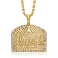 Gros plan du collier pendentif La Cène plaqué or serti de diamants étincelants de luxe - Pendentif Seul (Sans Chaîne) / Or Grand