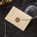 Eleganter beiger vergoldeter Umschlag mit einem bronzenen Siegellack-Aufkleber - Beige 1 Umschlag + 1 Wachssiegel