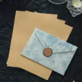 Retro-Briefumschlagset in Meerblau mit 3 Kraftpapieren und Wachssiegel - Seeblau 1 Umschlag + 3 Blätter Kraft-Liniertes Papier + 1 Wachssiegel