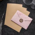 Elegantes rosa Umschlagset mit 3 Kraftpapier-Briefpapieren und Wachssiegel-Sticker - 1 Umschlag + 3 Linierte Kraftpapiere + 1 Siegellack Aufkleber / Hellrosa