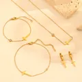 Detailweergave van een goudkleurige titanium sieradenset met elegante kruishangers en stenen - 4-delige Set (Ketting + Armband + Oorbellen + Enkelbandje) (I707-I708-H212-Q103) / Goud