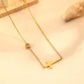 Detail van een titanium stalen ketting met een gouden kruis en een glanzende gezette steen - Ketting (I707) / Goud