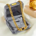 Collier chaîne cubaine en or avec pendentif cœur ajouré dans un écrin en velours gris - Collier (B702) / Boîte cadeau