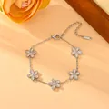 Elegante roestvrijstalen madeliefje armband met witte stenen op beige - Madeliefje Armband / Staalkleur