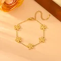 Elegante vergulde roestvrijstalen armband met vijf delicate madeliefjesbloemhangers - Madeliefje Armband / Goud