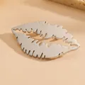 Detail van de zilverkleurige lipvormige broche van titaniumstaal voor colberts - Lip / Staalkleur