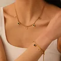 Detailweergave van goudkleurige roestvrijstalen ketting en armband met ronde bedels. - Zwarte Schelp Ronde Set (417-T208) / Goud