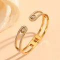 Detailopname van gouden roestvrijstalen geometrische armband met micro-steentjes - 金色双C水滴碎钻镶金款(H321)