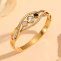 Detail showing close-up of gold stainless steel geometric bracelet with inlaid crystal - 金色条纹两贝一钻款(H417)