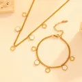 Detailweergave van vergulde roestvrijstalen sieradenset met kleine bloembedels - Witte Schelp Bloem Set (I414-T106) / Goud