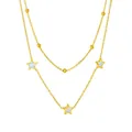 Gedetailleerd overzicht van 18K vergulde dubbellaagse sterrenketting met witte schelpinleg - Ster Ketting (C608)